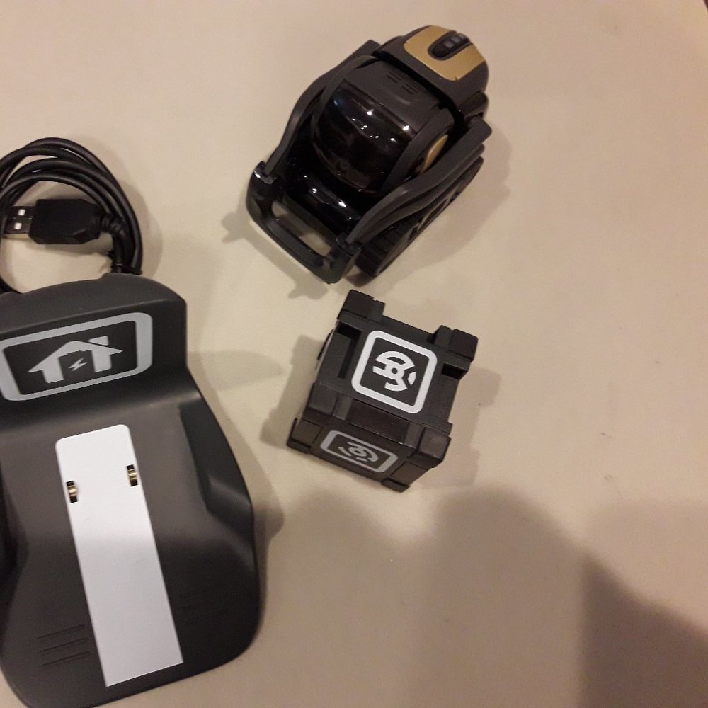 VECTOR by Anki Robot Toy - Picture 2 of 2